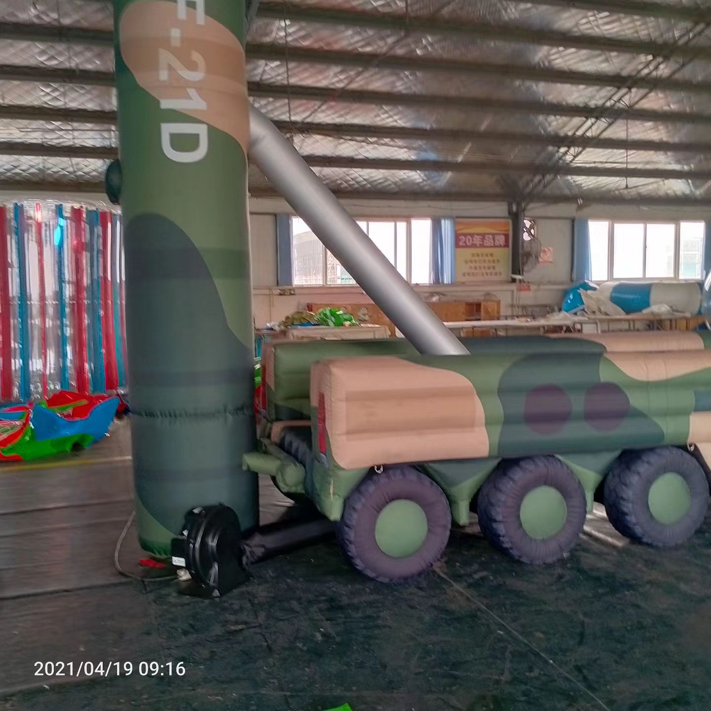 云溪军事演习中的充气目标车辆：模拟发射车雷达车坦克飞机